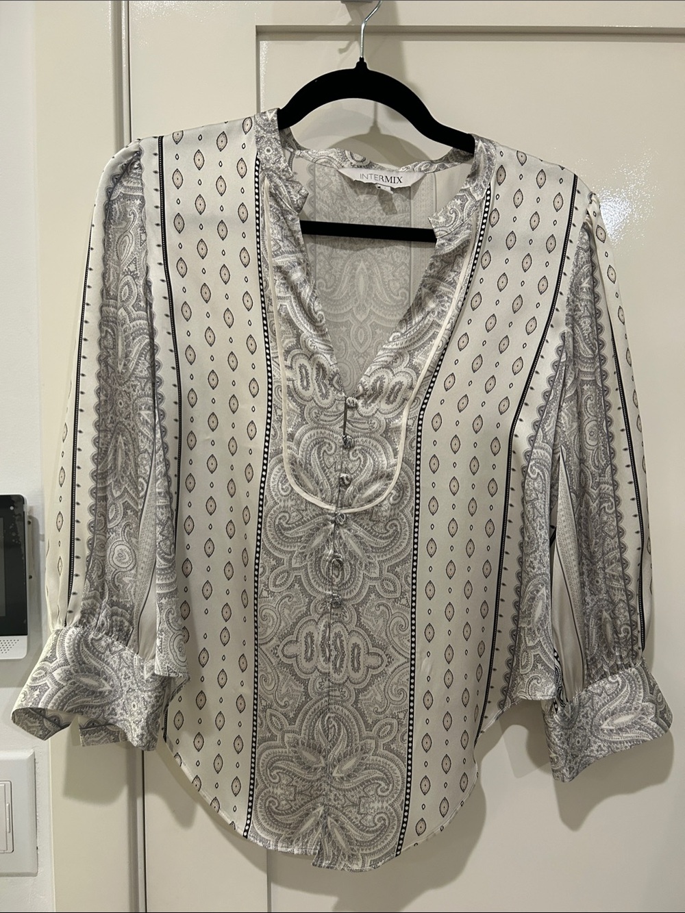 INTERMIX Cream & Gray Paisley Stripe Silk V-Neck Blouse